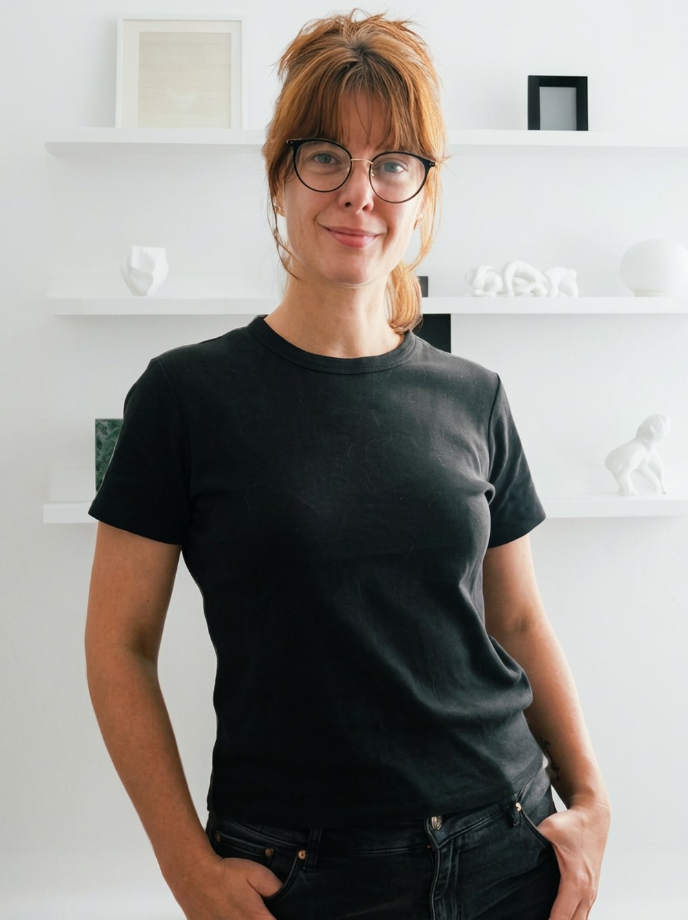 Audrey Laye, debout dans son atelier, souriante